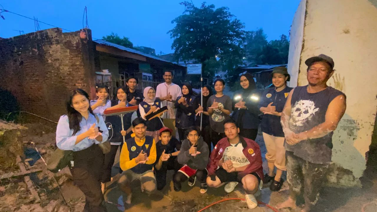 Foto Bersama Tim USU dengan Masyarakat Setempat
